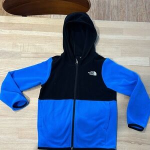 North Face light weight fleece . Size 5.